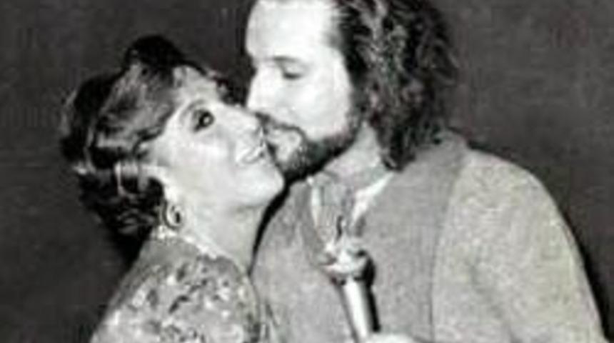 M&uuml;zeyyen Senar kimdir?