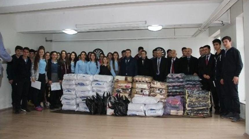 Anadolu Lisesi &Ouml;ğrencileri Topladığı Yardımları Kızılay&rsquo;a Teslim Etti
