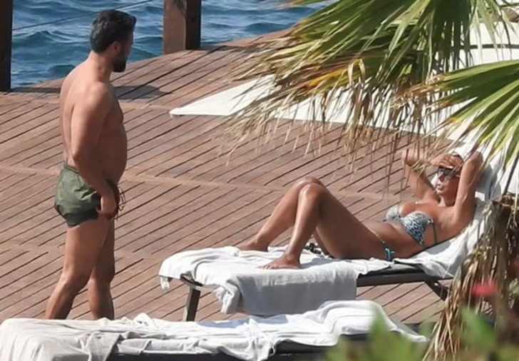 Aşka geldiler! Asena'yı öpücüklere boğdu  G1