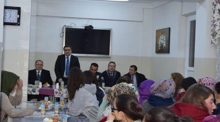 Kaymakam Ve Kurum Amirlerinden Yatılı &Ouml;ğrencilere Meslek Tanıtımı