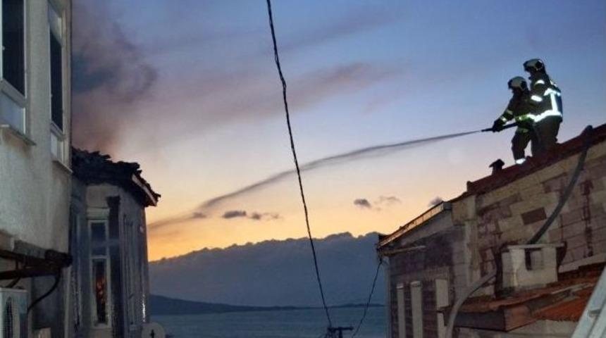 Ayvalık&rsquo;ta &Ccedil;ıkan Yangında Tarihi Ev K&uuml;l Oldu