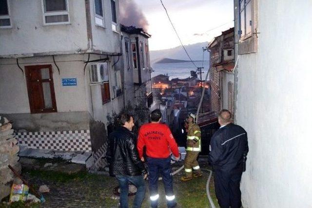 Ayvalık’ta Çıkan Yangında Tarihi Ev Kül Oldu