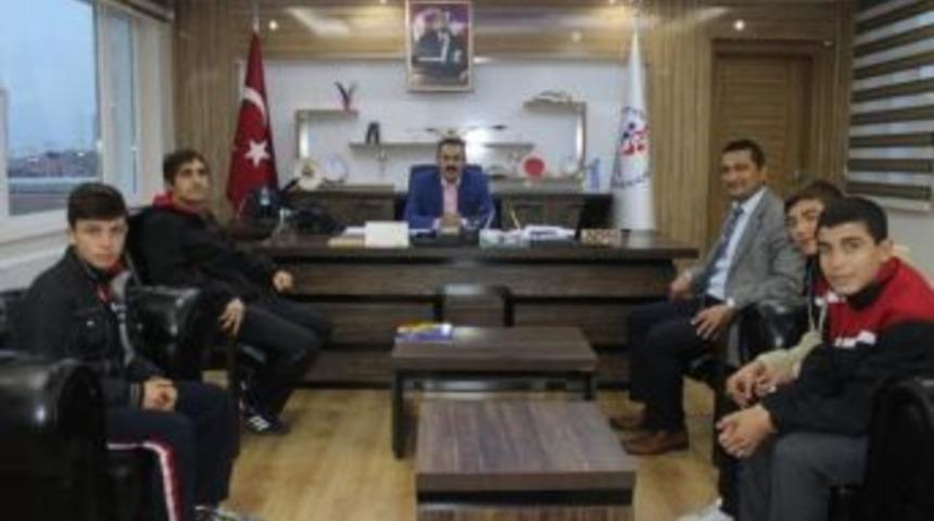 Başarılı G&uuml;reş&ccedil;ilerden, İl M&uuml;d&uuml;r&uuml; Kısacık&rsquo;a Ziyaret