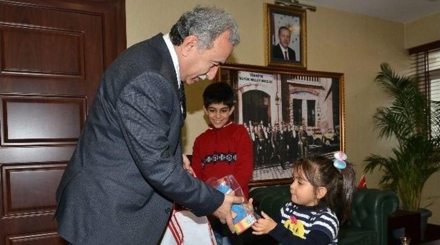 Vali B&uuml;y&uuml;k&rsquo;ten M&uuml;lteci &Ccedil;ocuklara Oyuncak