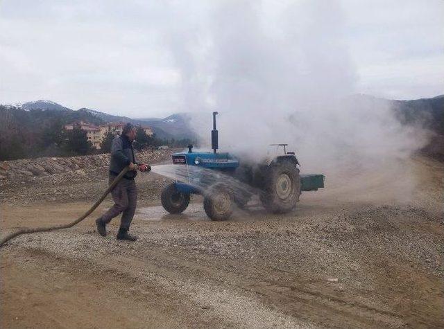 Seyir Halindeki Traktör Alev Aldı