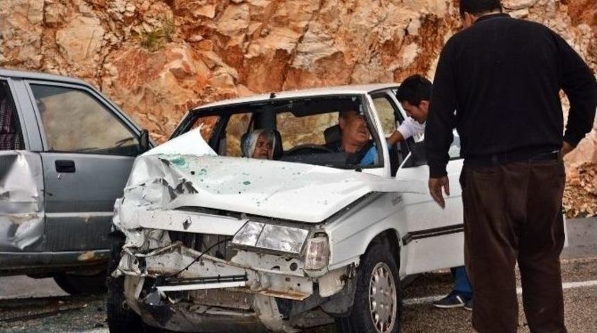 Antalya&rsquo;da İki Otomobil &Ccedil;arpıştı: 2 Yaralı