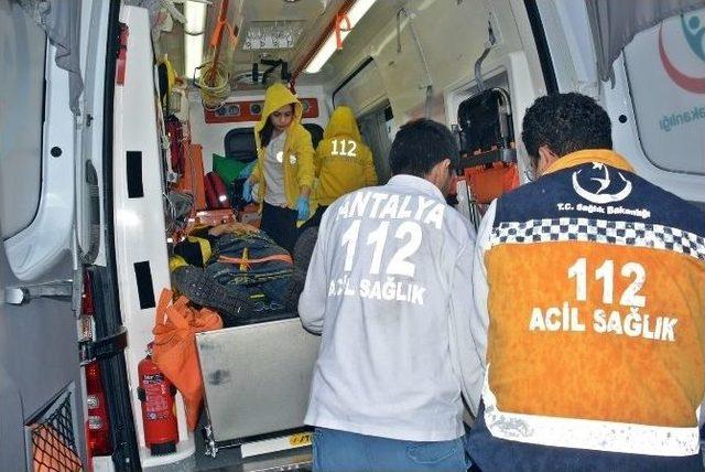 Antalya’da İki Otomobil Çarpıştı: 2 Yaralı