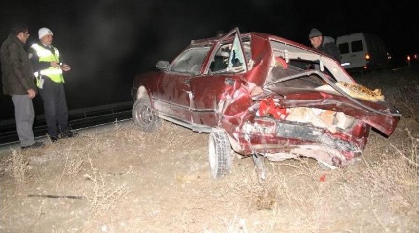 Minib&uuml;s Otomobile Arkadan &Ccedil;arptı: 1 Yaralı