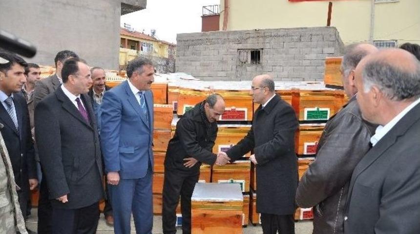 Sincikli Arıcılara Fenni Kovan Desteği