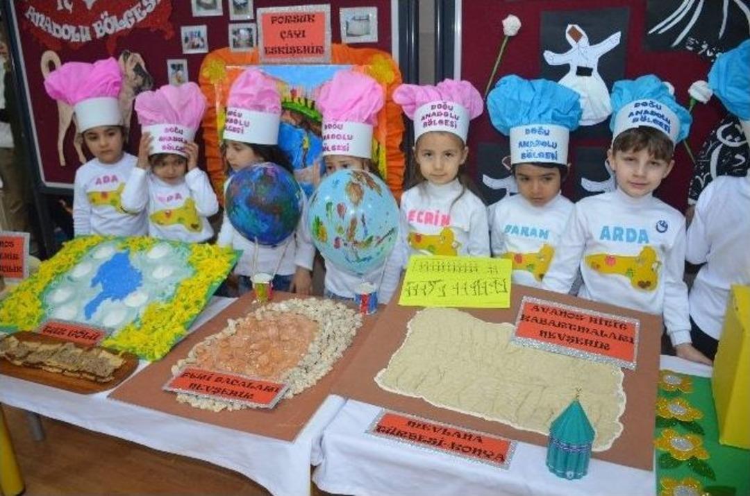 Y&ouml;resel Yemekleri Y&ouml;resel Kıyafetler Eşliğinde Sundular