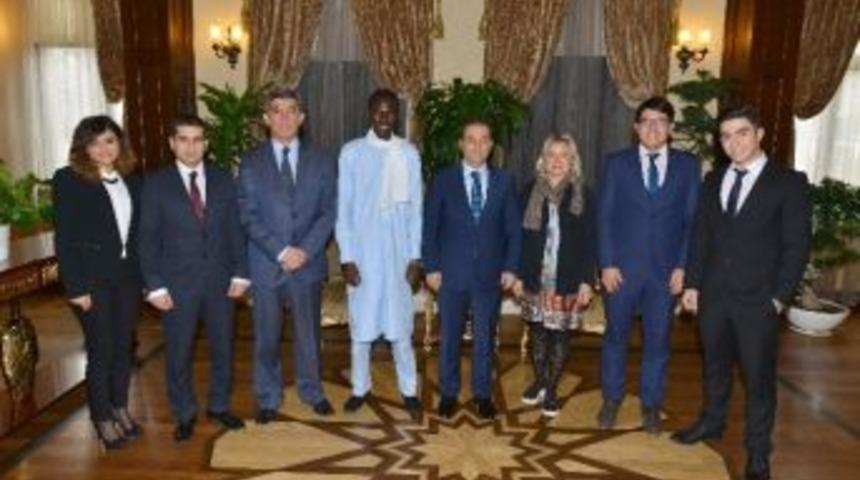 Antalya Valisi T&uuml;rker, Kentteki Yabancı Uyruklu Sayısını A&ccedil;ıkladı