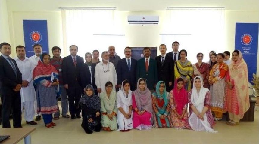 Pakistanlı &Uuml;niversite &Ouml;ğrencilerine Bilgisayar Laboratuvarı