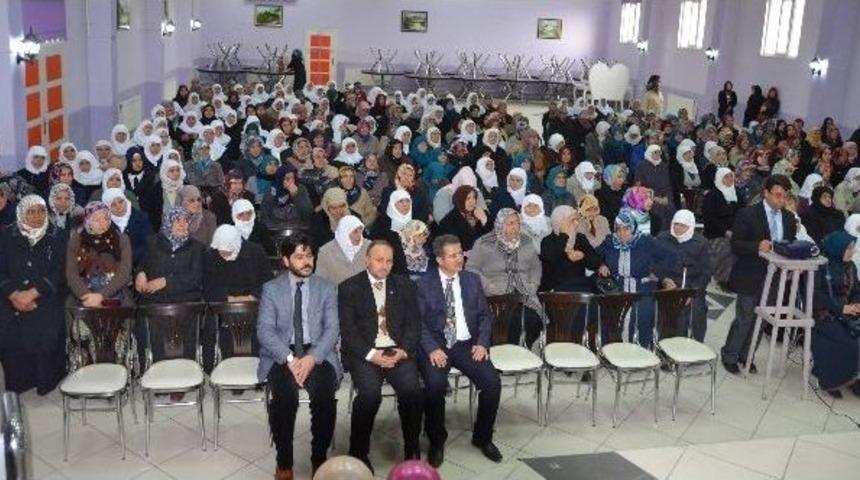 Kur&rsquo;an Kursu &Ouml;ğrencilerine Ta&ccedil; Takma Merasimi