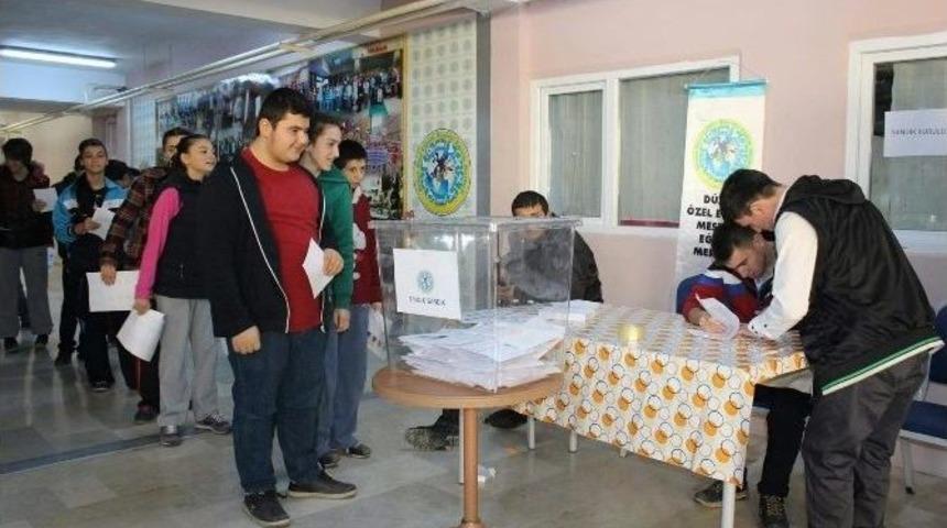 &Ouml;zel &Ouml;ğrenciler Sandık Başında