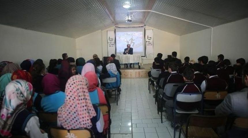 Rekt&ouml;r Coşkun, Hayırseverler İmam-hatip Ortaokulu&rsquo;nun &ldquo;kariyer G&uuml;nleri&rdquo; Seminerinde Konuştu