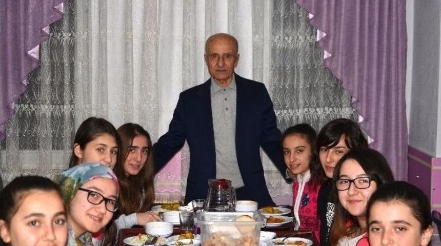 Hayırsever İşadamı &Ouml;mer Derindere &Ouml;ğrencilerle Buluştu