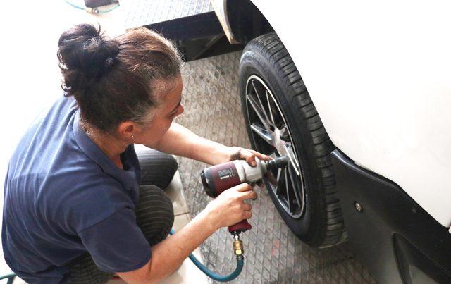 Ev kadını Hülya, oto lastik tamircisi oldu