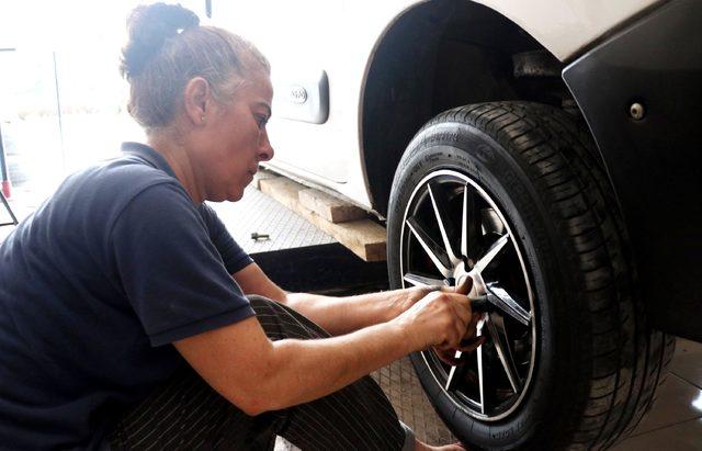 Ev kadını Hülya, oto lastik tamircisi oldu