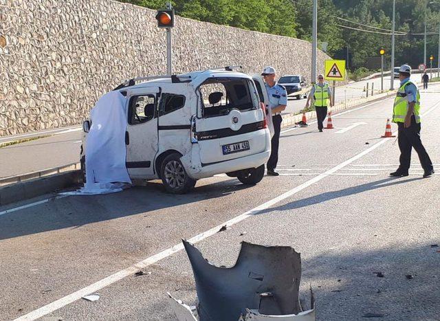 Hafif ticari araç duvar ile bariyerlere çarptı: 1 ölü, 1 yaralı