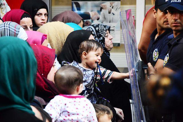 İzmir Göç İdaresi Müdürlüğü önünde 'geçici kimlik' izdihamı