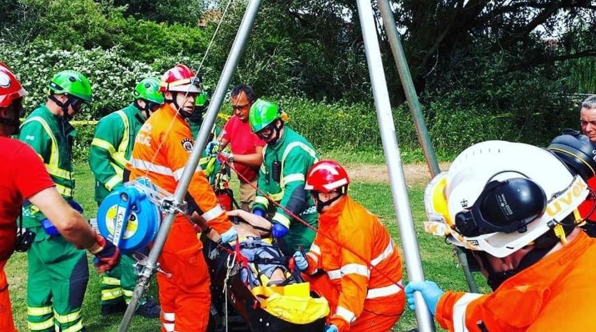 Köpeğini kurtarmak için kanalizasyon çukuruna atladı! Sonrası korkunç... 
