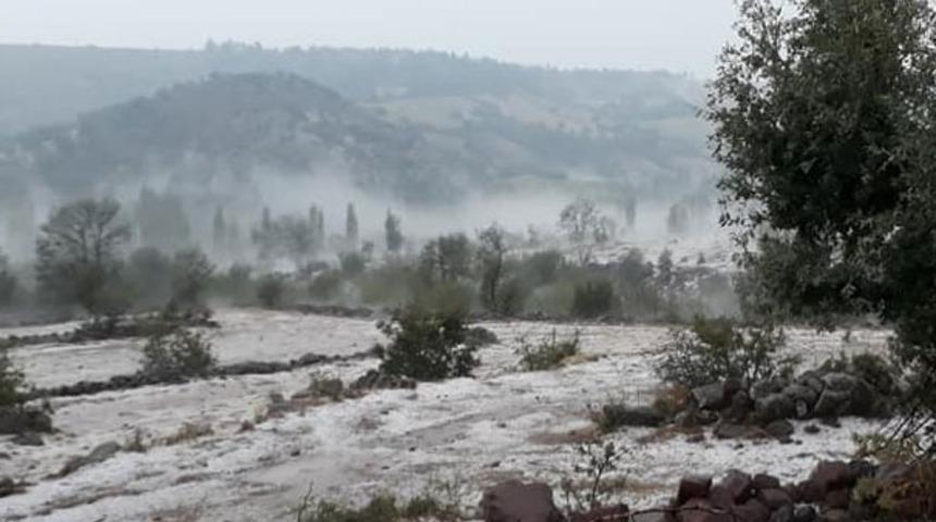 Manisa'da dolu yağışı her yeri beyaza bürüdü! Çiftçilerin zararı büyük!