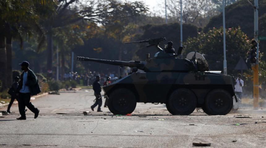Zimbabve karıştı! Asker sokağa indi!