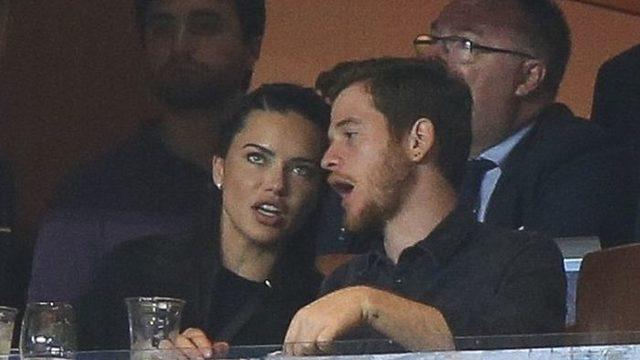 Adriana Lima ve Metin Hara birlikte maç izledi 