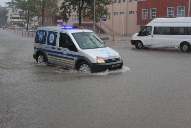 Ünye'de sağanak, su baskınlarına neden oldu