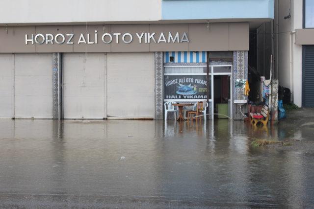 Ünye'de sağanak, su baskınlarına neden oldu