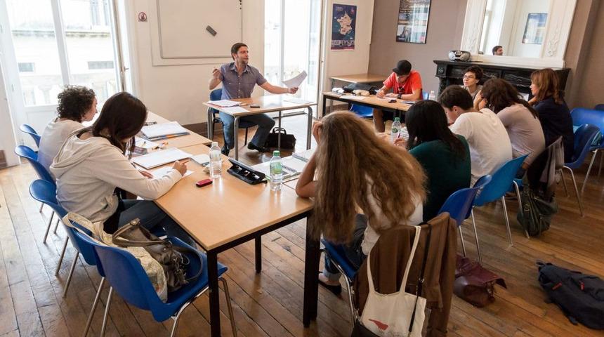 Fransa'da &ouml;ğrencilere akıllı telefon yasağı!