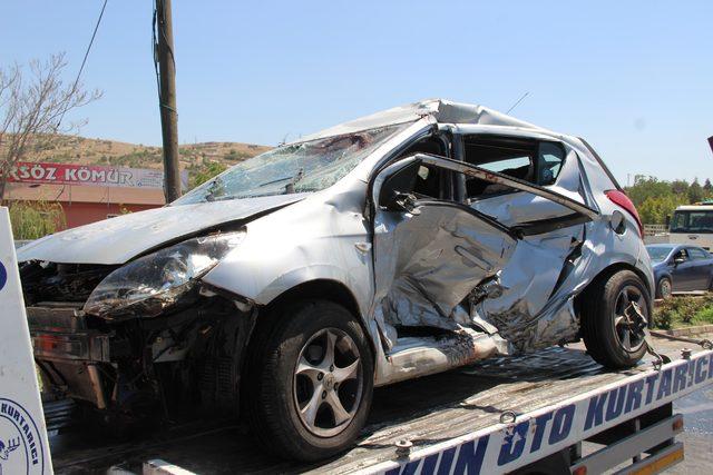 Elazığ'da gurbetçi aile kaza yaptı: 1'i ağır, 4 yaralı 