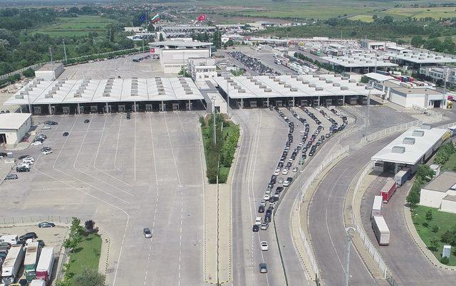 Gurbetçilerin dönüşleri başladı, araç kuyruğu gümrüğün dışına taştı