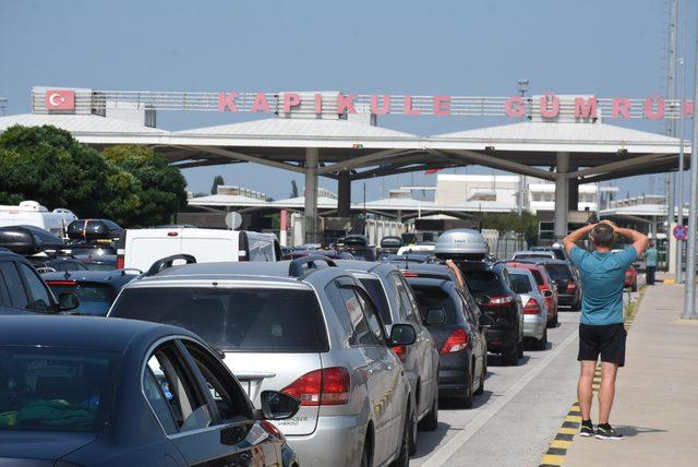 Gurbetçilerin dönüşleri başladı, araç kuyruğu gümrüğün dışına taştı