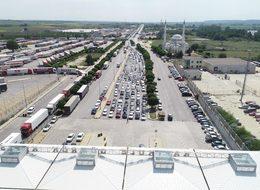 Gurbetçilerin dönüşleri başladı, araç kuyruğu gümrüğün dışına taştı