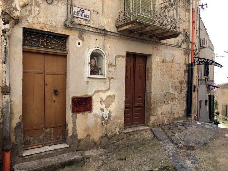 İtalya’nın Mussomeli kentinde yazlık evler 1 Euro G1