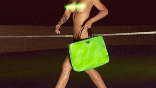 Yeni albümü için soyundu