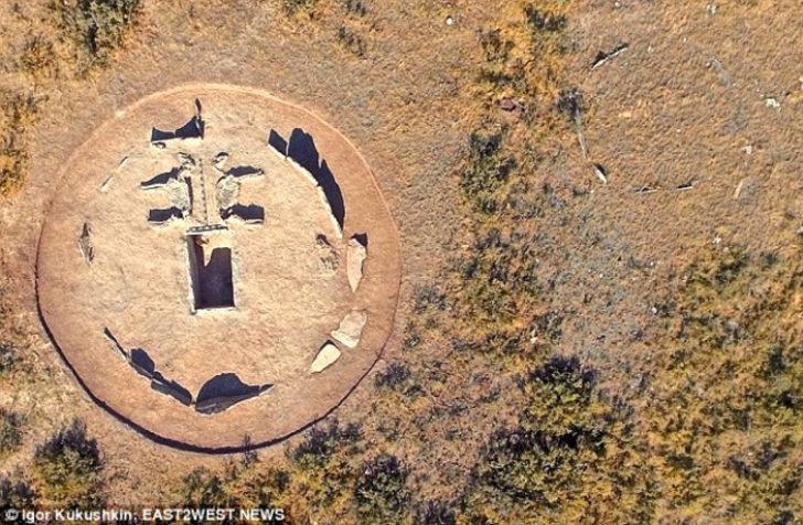 Kazakistan'da at arabası şeklindeki 5 bin yıllık mezar görenleri şaşırttı G4