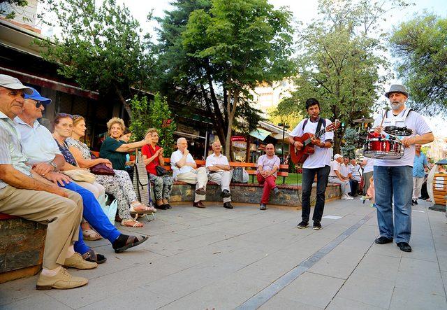 'Sokağın Ritmi' projesi ile semt pazarında müzik ziyafeti