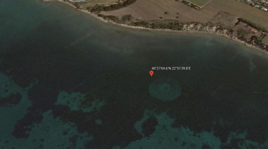 Google Earth Yunanistan'da garip bir cisim buldu!