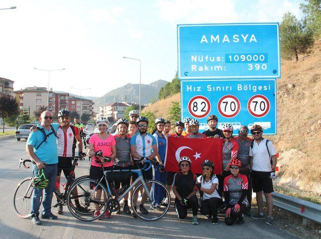 Kadın bisikletçilerin taşıdığı Türk bayrağı, Amasya'ya ulaştı