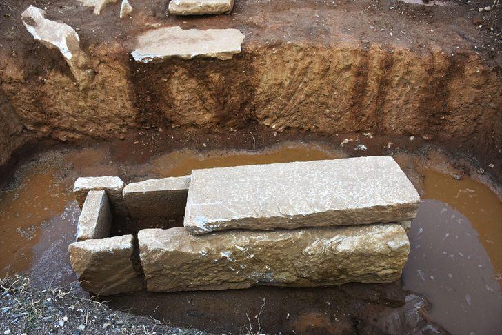 Elektrik kazısı yaparken tarihi eser buldular G4