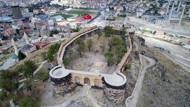 Nevşehir Kalesi'ni kurtarma kazısı başladı