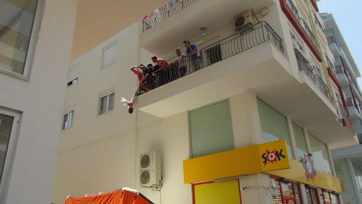 Antalya'da korku dolu dakikalar! Kriz geçirip kendini eve kilitledi, polise zor anlar yaşattı G3