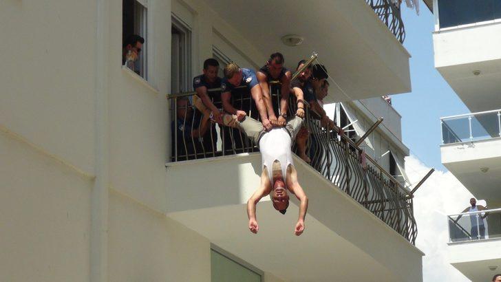 Antalya'da korku dolu dakikalar! Kriz geçirip kendini eve kilitledi, polise zor anlar yaşattı G4