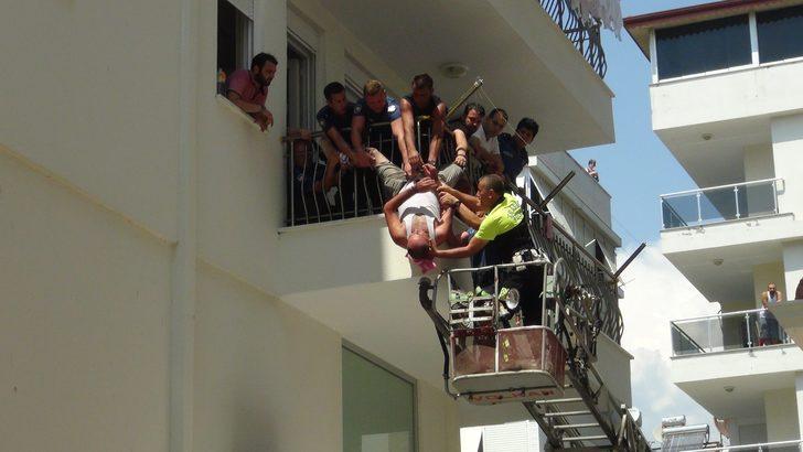 Antalya'da korku dolu dakikalar! Kriz geçirip kendini eve kilitledi, polise zor anlar yaşattı G5