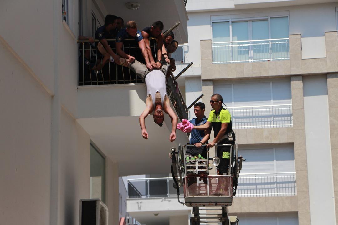 Antalya'da korku dolu dakikalar! Kriz ge&ccedil;irip kendini eve kilitledi, polise zor anlar yaşattı