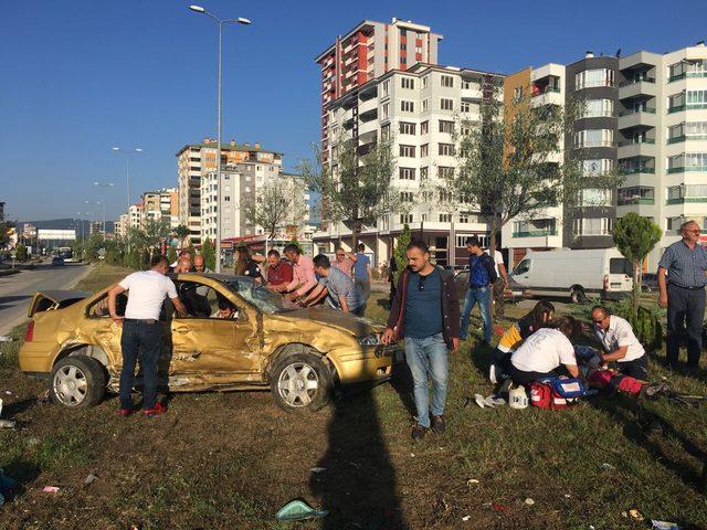 Tatil yolunda kaza: Anne ile oğlu öldü, 9 yaralı