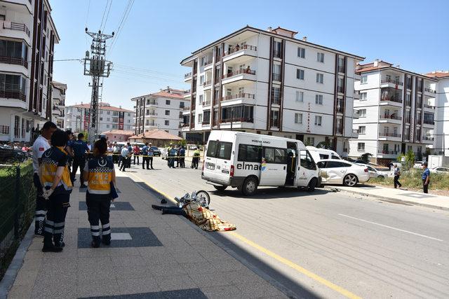 Minibüs ile motosiklet çarpıştı: 1 ölü, 1 yaralı