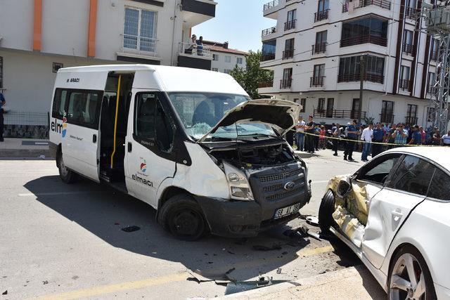 Minibüs ile motosiklet çarpıştı: 1 ölü, 1 yaralı